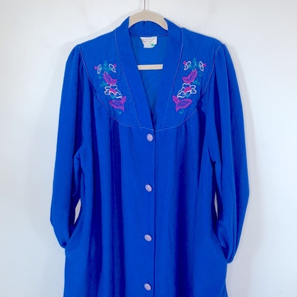 Amanda Stewart Woman Vintage Embroidered Women’s Size L Blue Button Up Robe - Picture 6 of 16
